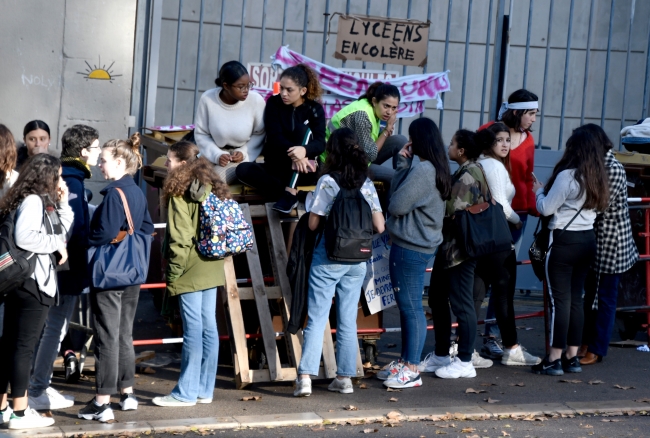 Fransa'da öğrenciler okulları ateşe verdi